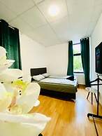 Stylish Shared 3-Bedroom Stay Near City