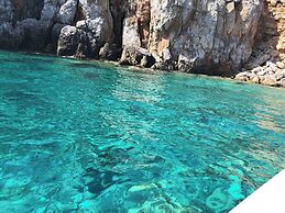 Seaview Appartment With Infinity Pool & Kitchen