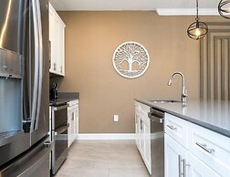 Storey Lake Resort, Private Pool, Near Famous Attractions!!