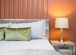 Storey Lake Resort, Private Pool, Near Famous Attractions!!