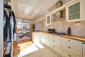 Host Stay Louvaine House