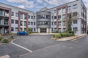 Sophisticated Modern 2 Bedroom Apartment in Solihull