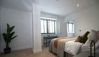 Sophisticated Modern 2 Bedroom Apartment in Solihull