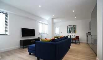 Sophisticated Modern 2 Bedroom Apartment in Solihull