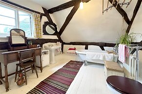 Grade II Listed Quaint Cottage in Berkswell