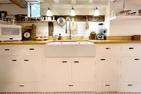 Grade II Listed Quaint Cottage in Berkswell