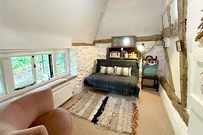 Grade II Listed Quaint Cottage in Berkswell