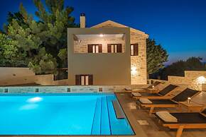 Phaistos Villas - Villa Erato Poolside Luxury Gem