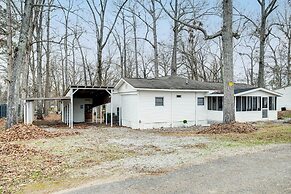 1 Mi to Lake Murray: Pet-friendly Home w/ Deck