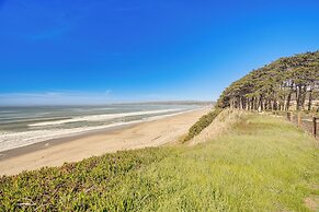 Swim, Golf & Relax: Luxe Townhome in Aptos