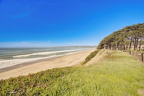 Swim, Golf & Relax: Luxe Townhome in Aptos