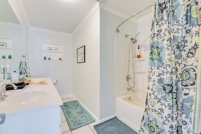 Hot Tub & Boat Dock: Getaway on Deer Point Lake!