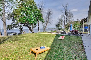 Hot Tub & Boat Dock: Getaway on Deer Point Lake!
