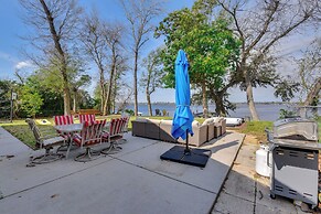 Hot Tub & Boat Dock: Getaway on Deer Point Lake!