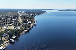 Hot Tub & Boat Dock: Getaway on Deer Point Lake!