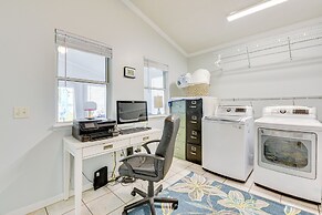 Hot Tub & Boat Dock: Getaway on Deer Point Lake!