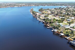 Hot Tub & Boat Dock: Getaway on Deer Point Lake!
