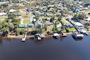 Hot Tub & Boat Dock: Getaway on Deer Point Lake!