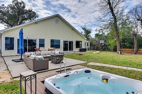 Hot Tub & Boat Dock: Getaway on Deer Point Lake!
