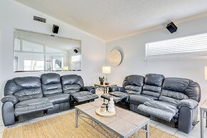 Hot Tub & Boat Dock: Getaway on Deer Point Lake!