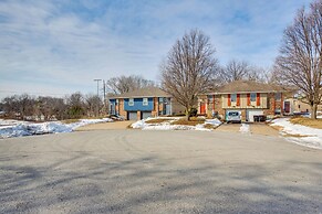 1 Mi to Truman Library: Apt w/ Large Yard!