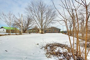 1 Mi to Truman Library: Apt w/ Large Yard!