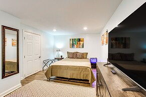 1 Mi to Truman Library: Apt w/ Large Yard!