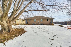 1 Mi to Truman Library: Apt w/ Large Yard!