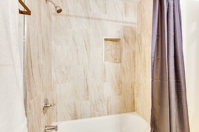 1 Mi to Truman Library: Apt w/ Large Yard!