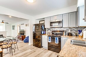 1 Mi to Truman Library: Apt w/ Large Yard!