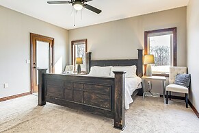 8 Mi to Lambeau Field: Family Home in De Pere!