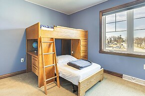 8 Mi to Lambeau Field: Family Home in De Pere!