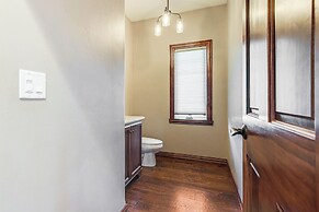 8 Mi to Lambeau Field: Family Home in De Pere!