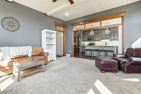 8 Mi to Lambeau Field: Family Home in De Pere!