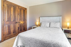 8 Mi to Lambeau Field: Family Home in De Pere!