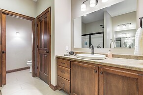 8 Mi to Lambeau Field: Family Home in De Pere!