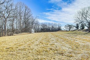8 Mi to Lambeau Field: Family Home in De Pere!