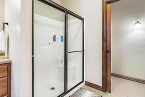 8 Mi to Lambeau Field: Family Home in De Pere!