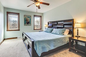 8 Mi to Lambeau Field: Family Home in De Pere!