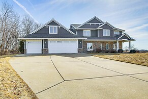 8 Mi to Lambeau Field: Family Home in De Pere!