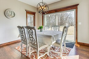 8 Mi to Lambeau Field: Family Home in De Pere!