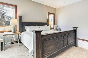 8 Mi to Lambeau Field: Family Home in De Pere!