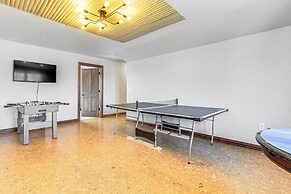 8 Mi to Lambeau Field: Family Home in De Pere!