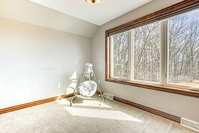 8 Mi to Lambeau Field: Family Home in De Pere!