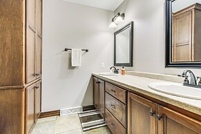 8 Mi to Lambeau Field: Family Home in De Pere!