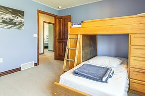 8 Mi to Lambeau Field: Family Home in De Pere!