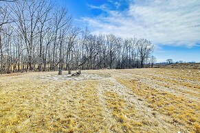 8 Mi to Lambeau Field: Family Home in De Pere!
