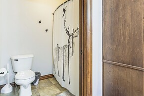 8 Mi to Lambeau Field: Family Home in De Pere!