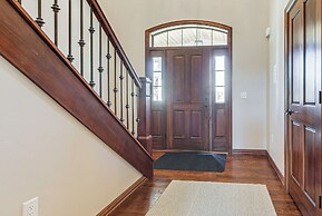 8 Mi to Lambeau Field: Family Home in De Pere!