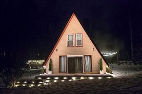 Hot Tub, Fire Pit & Patio: A-frame Stafford Cabin